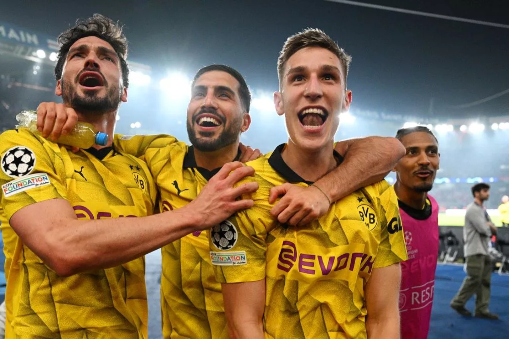 多特蒙德备受瞩目,球员表现团结协作展现实力 多特蒙德备受瞩目,球员表现团结协作展现实力