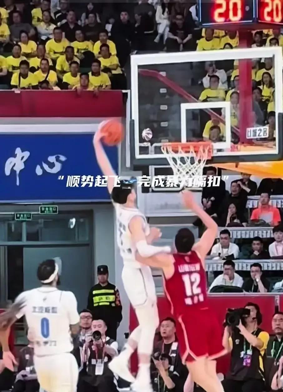 山西队在主场与广东男篮展开交锋 山西队在主场与广东男篮展开交锋